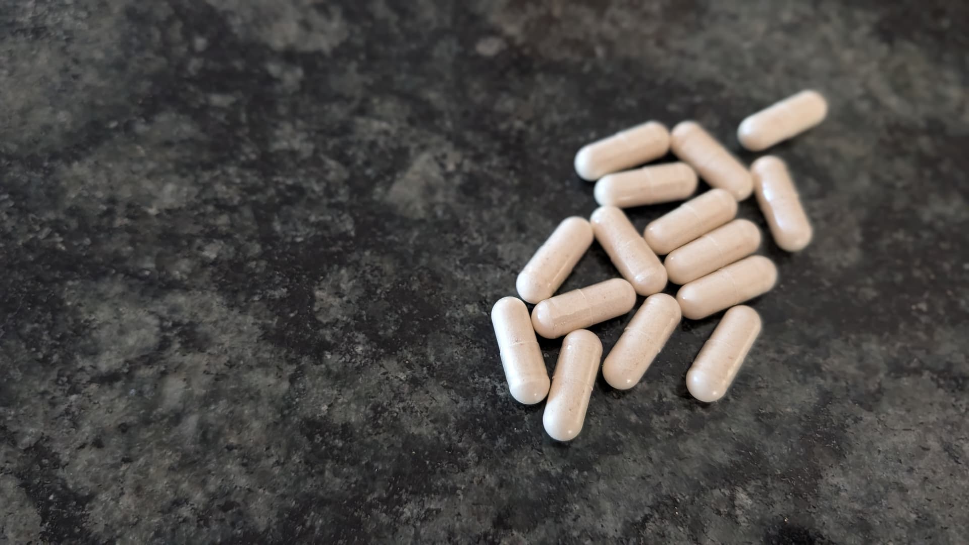 Cásulas de colágeno sobre encimera de granito negro