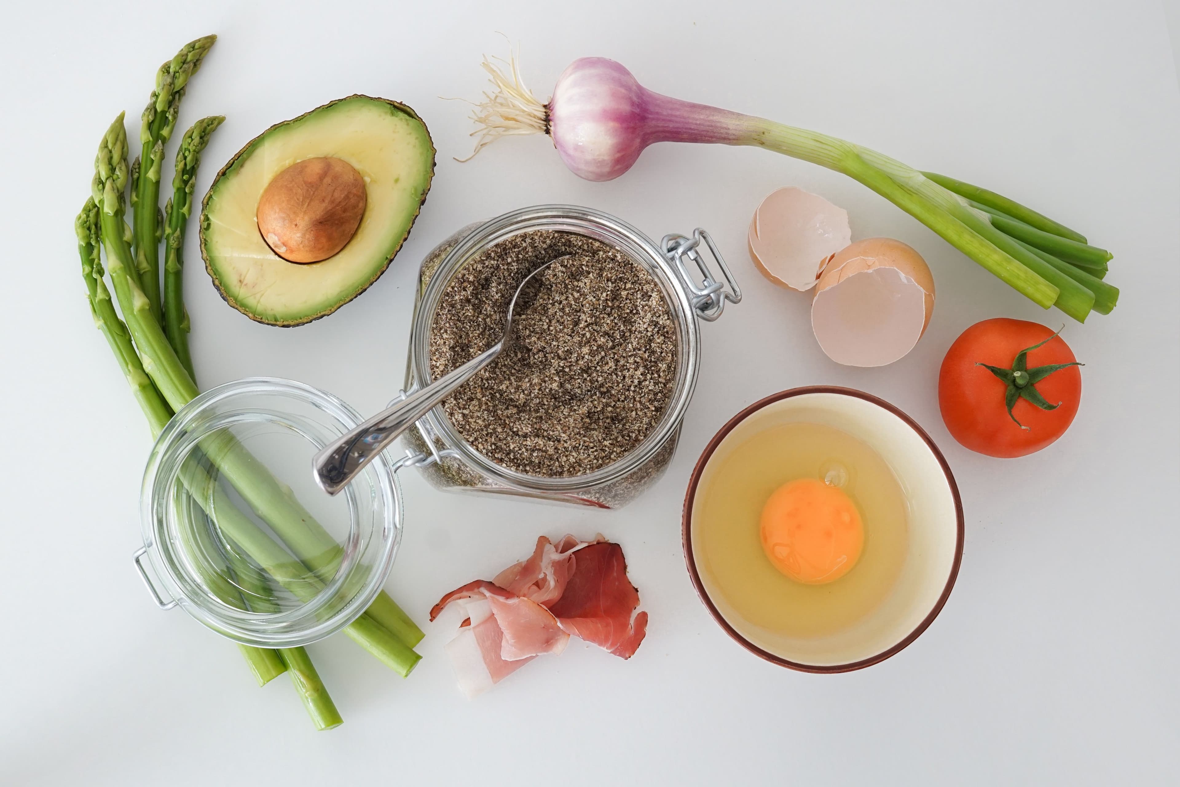 Desayuno keto con chia, huevo, tomate, espárrago verde, ja´mon, ajo.