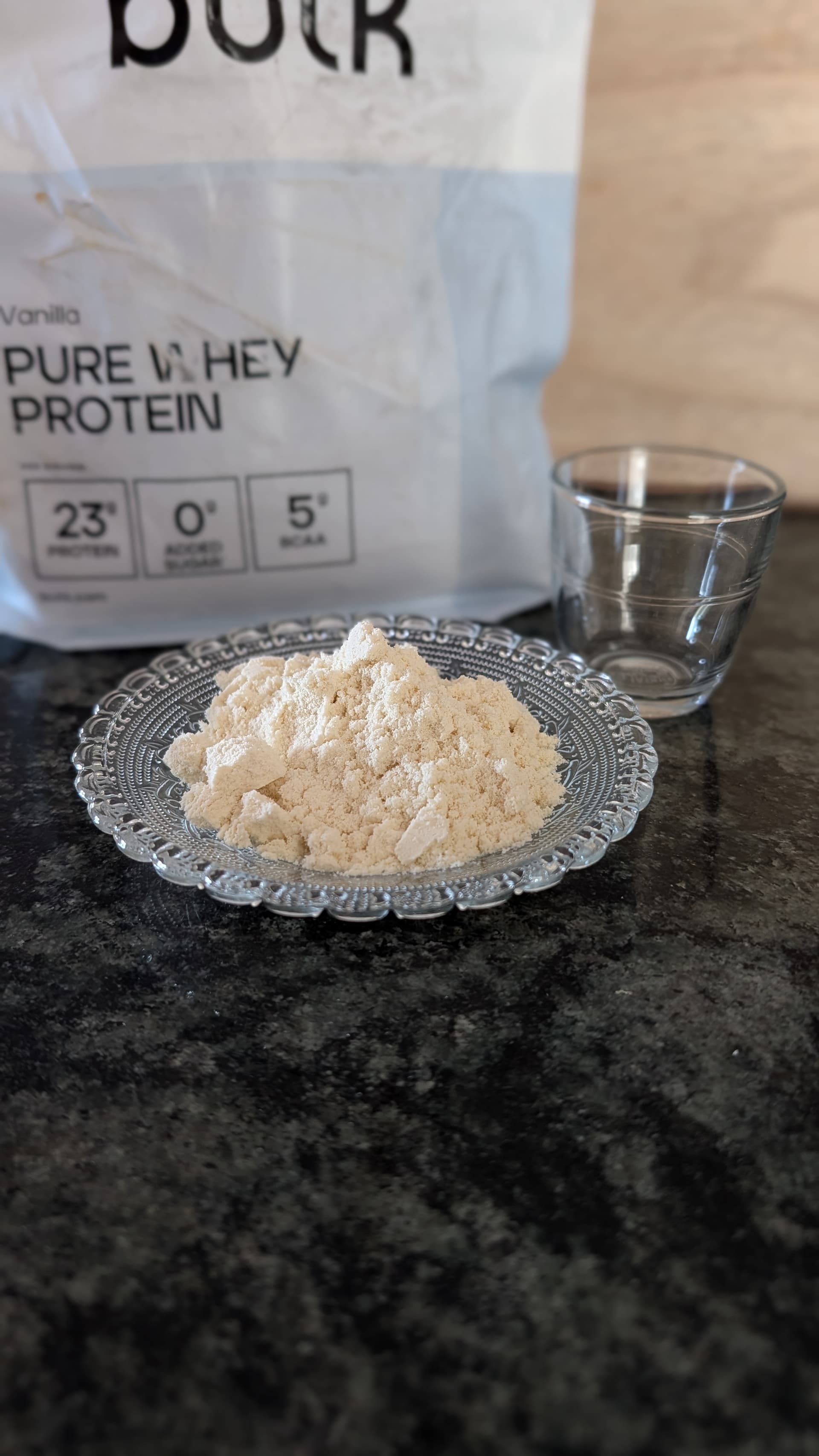 Proteínna en polvo con vaco vacío y paquete de proteína whey pura